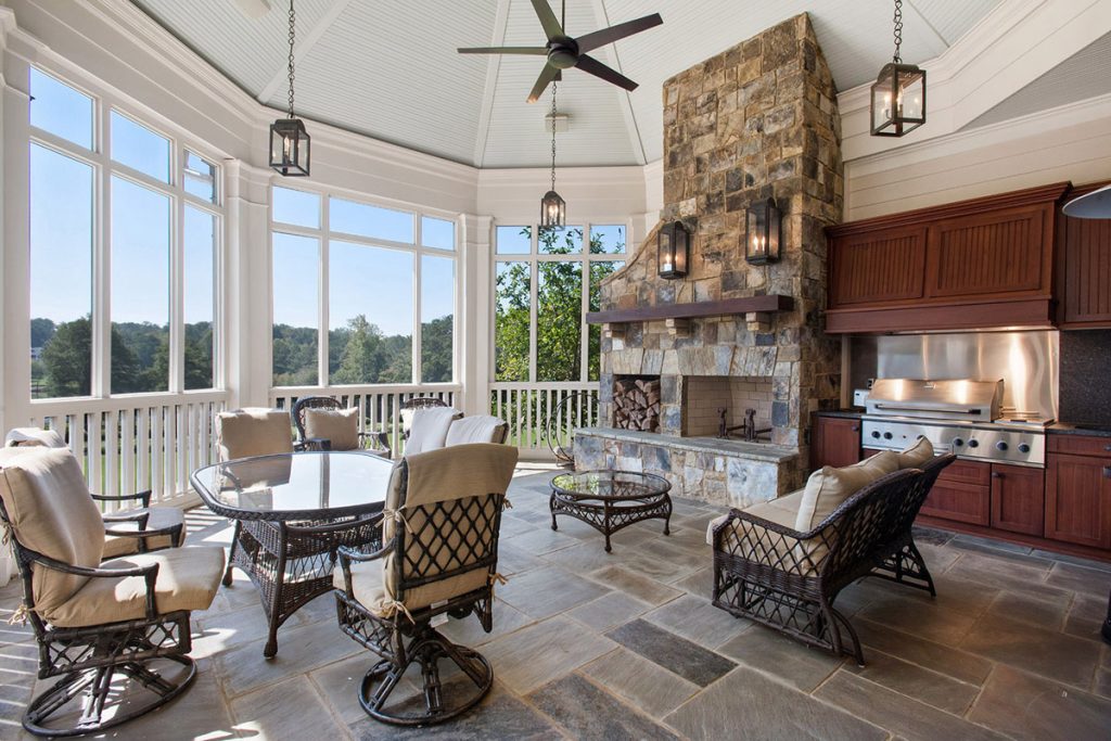 Classic Southern Style Estate With Winding Tree Lined Driveway