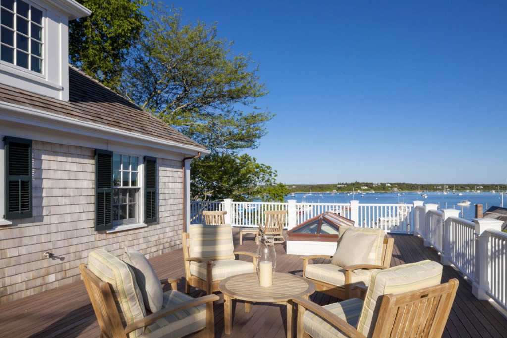 Family Home With New England Colonial Architecture On Martha’s Vineyard