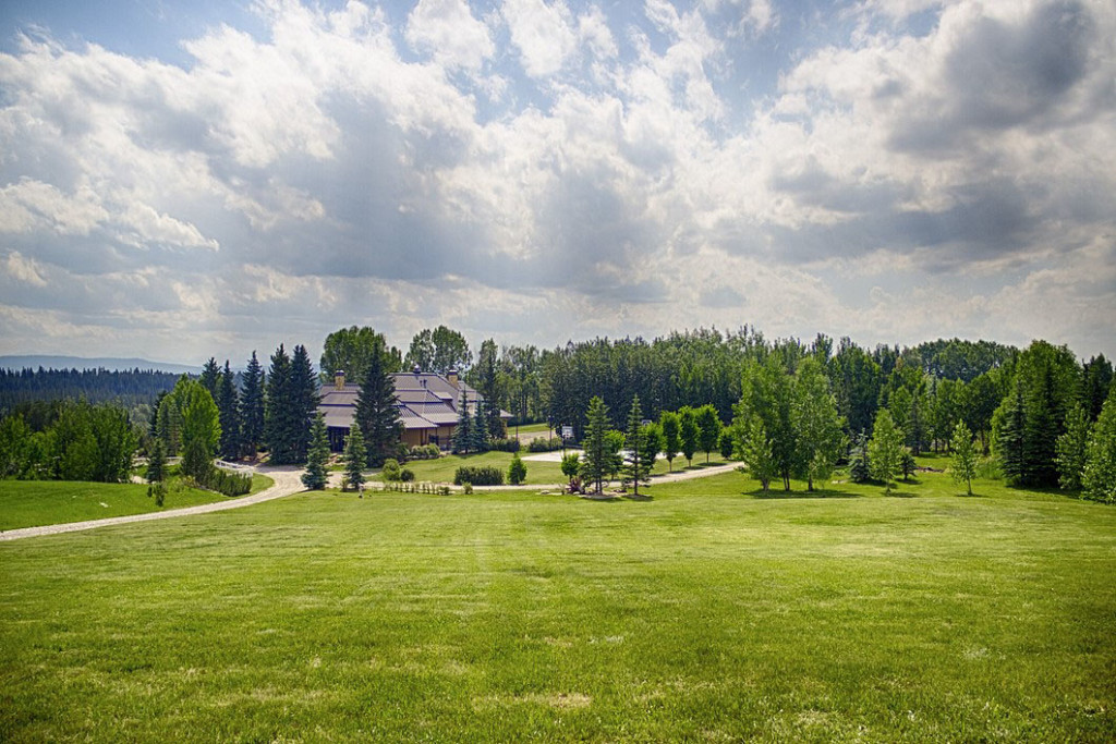 Timeless Luxury Log Home In The Foothills of The Canadian Rockies ...