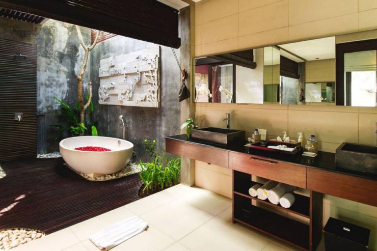 Romantic Modern Balinese Outdoor Showers at the Chandra Villa ...