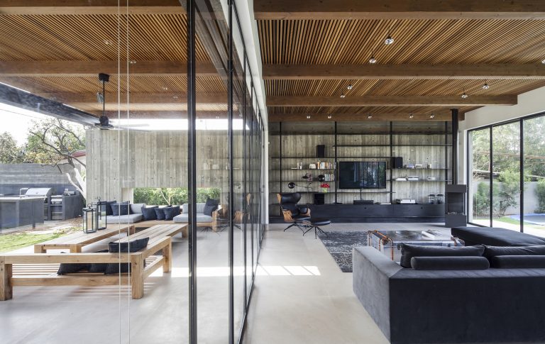 Modern House in Israel with a Dramatic Yet Warm Atmosphere ...